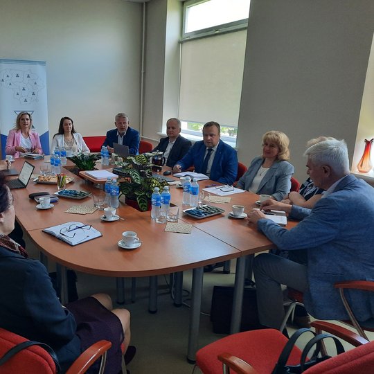 Renginio dalyviai UAB „Nordic Metrology Science“, UAB „Patikra“, UAB „Vilduja“, UAB „Metrologinės patikros“, KTU Metrologijos instituto, LEI Šiluminių įrengimų tyrimo ir bandymų laboratorija prie posėdžio stalo