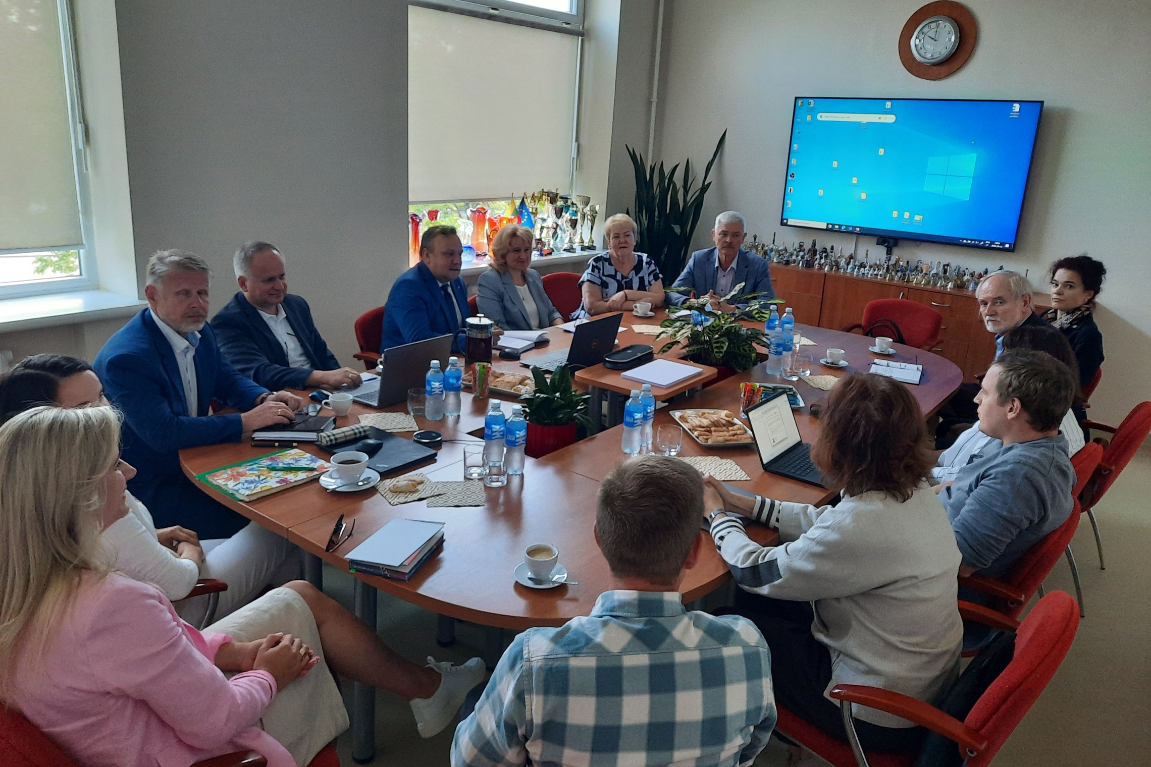 Prie posėdžių stalo renginio dalyviai UAB „Nordic Metrology Science“, UAB „Patikra“, UAB „Vilduja“, UAB „Metrologinės patikros“, KTU Metrologijos instituto, LEI Šiluminių įrengimų tyrimo ir bandymų laboratorijos atstovai
